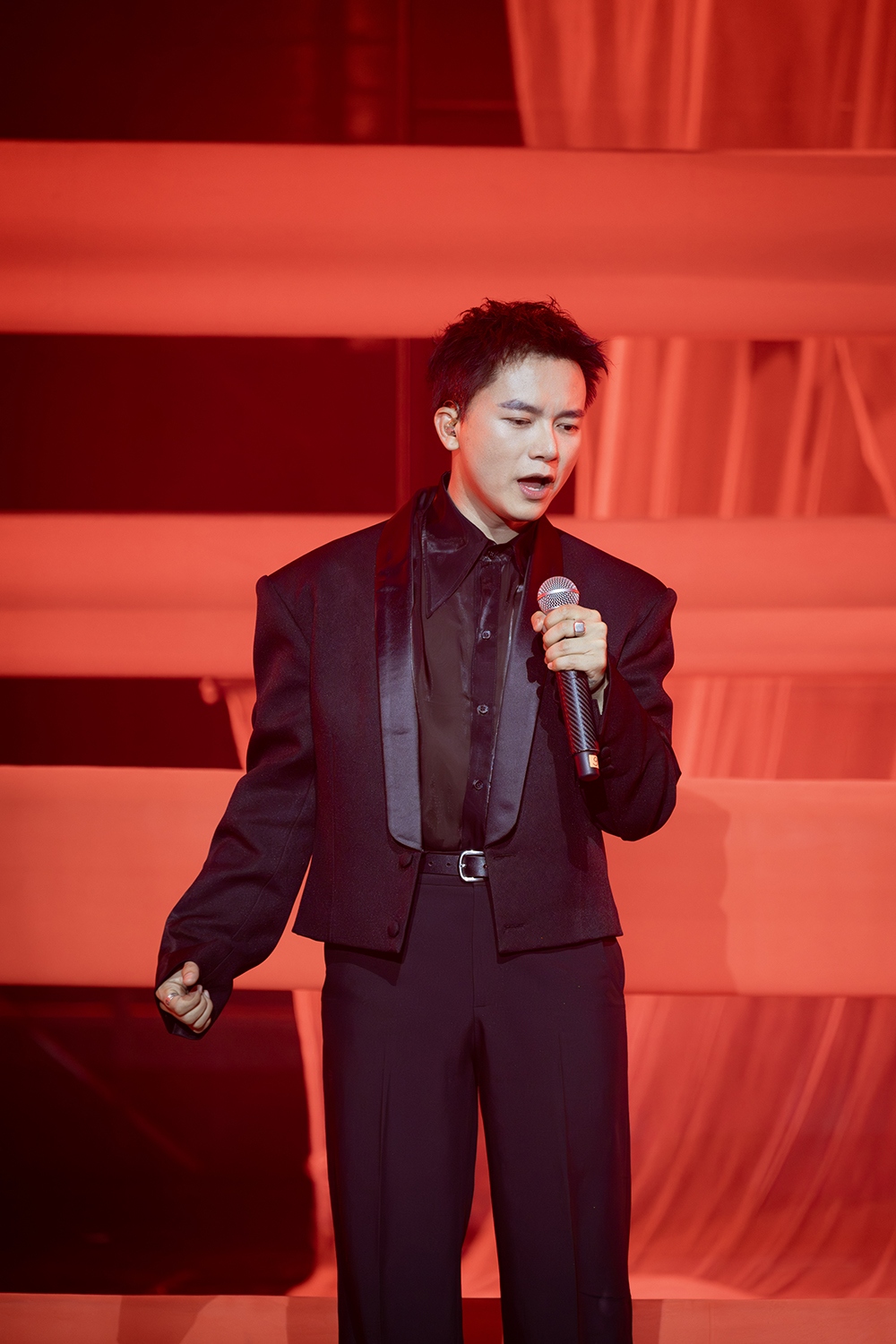 Bùi Công Nam là nhạc sĩ đắt show nhất hiện tại, đi show liên tục không đếm xuể (ảnh: FBNV)