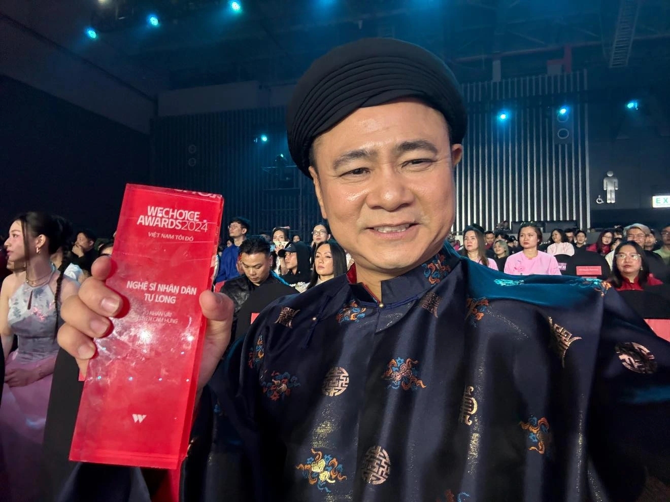 Tại WeChoice Awards 2024, NSND Tự Long được vinh danh là một trong 5 Đại sứ truyền cảm hứng (ảnh: FBNV)