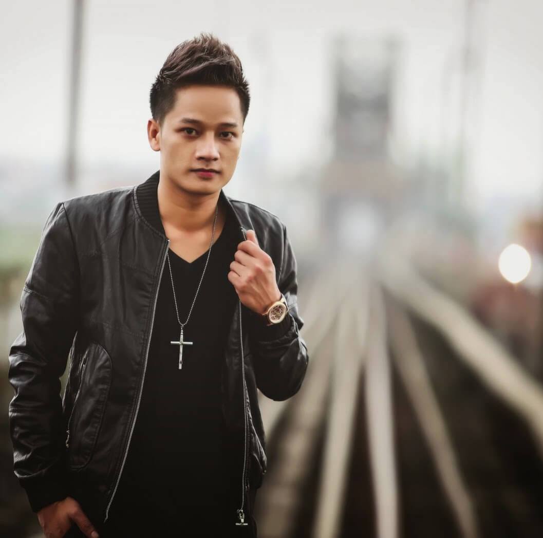 Anh Quân được khán giả biết đến sau khi lọt vào Top 7 Vietnam Idol 2012 (ảnh: FBNV)