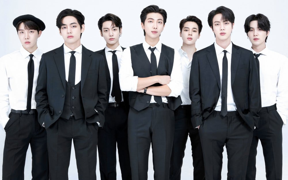  BTS còn được Ủy ban Di sản Văn hóa Quốc gia Hàn Quốc cho phép quay video giới thiệu cho sân khấu comeback tại cả Quảng trường Gwanghwamun và Gyeongbokgung - cung điện chính và lớn nhất của triều đại Joseon (1392–1910) (ảnh: BigHit)