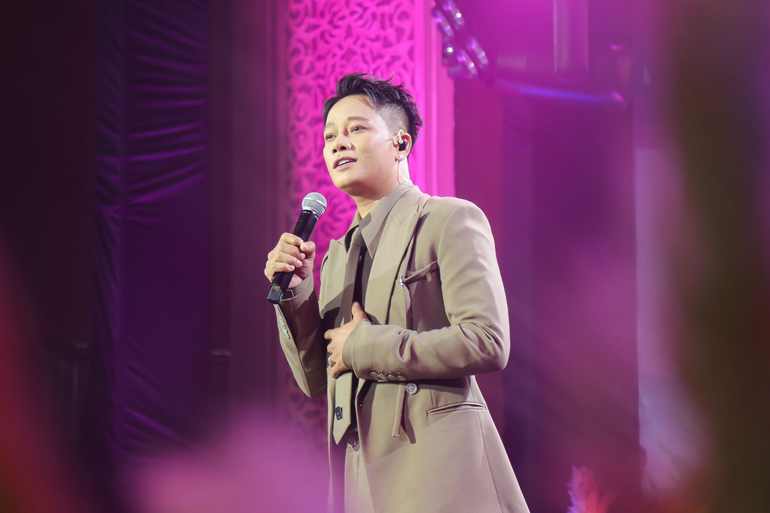 Anh Quân Idol sở hữu danh sách dài các ca khúc quen thuộc với người nghe nhạc Việt (ảnh: FB)