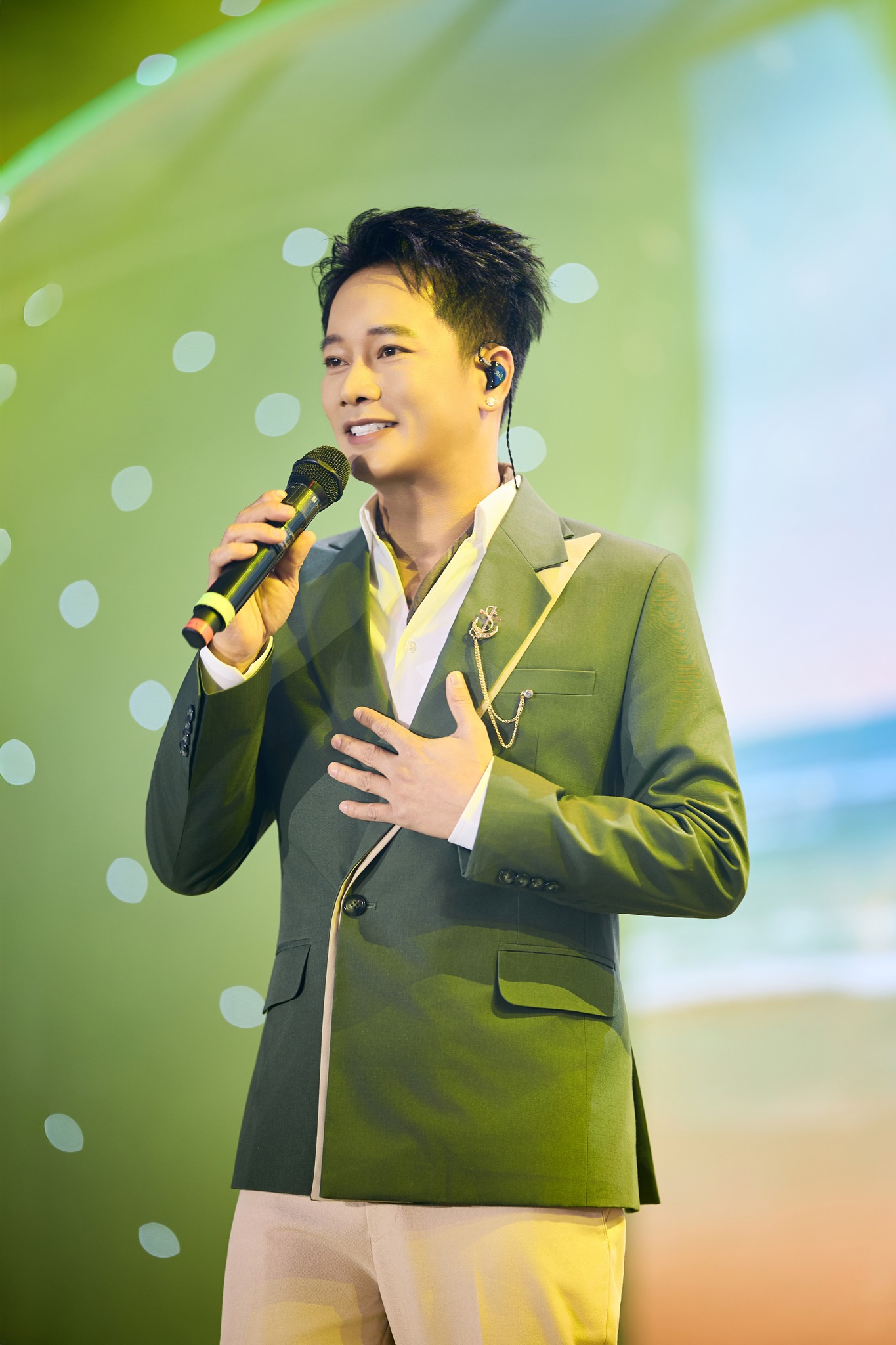 Anh Quân Idol, tên thật Nguyễn Văn Quân, sinh năm 1988 tại Hà Nội, được đào tạo bài bản tại Học viện Âm nhạc Quốc gia Việt Nam (ảnh: FBNV)