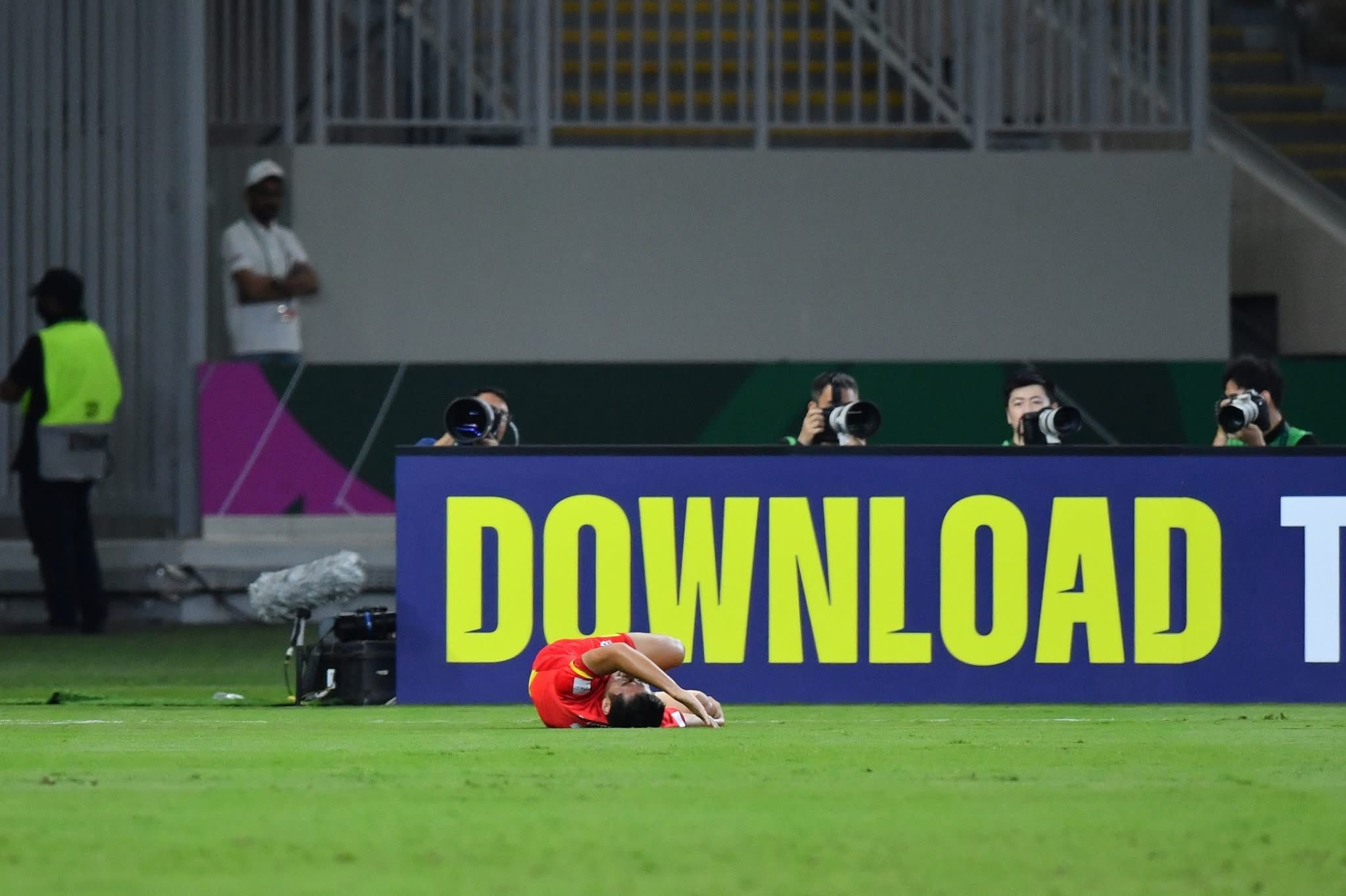 Khoảnh khắc Hiểu Minh nằm ra sân sau va chạm khiến nhiều người lo lắng