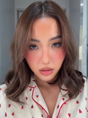 Huyền 204 không hề đề cập đến tin đồn ly thân với chồng, liên tục chia sẻ hình ảnh công việc hoặc bên con gái.