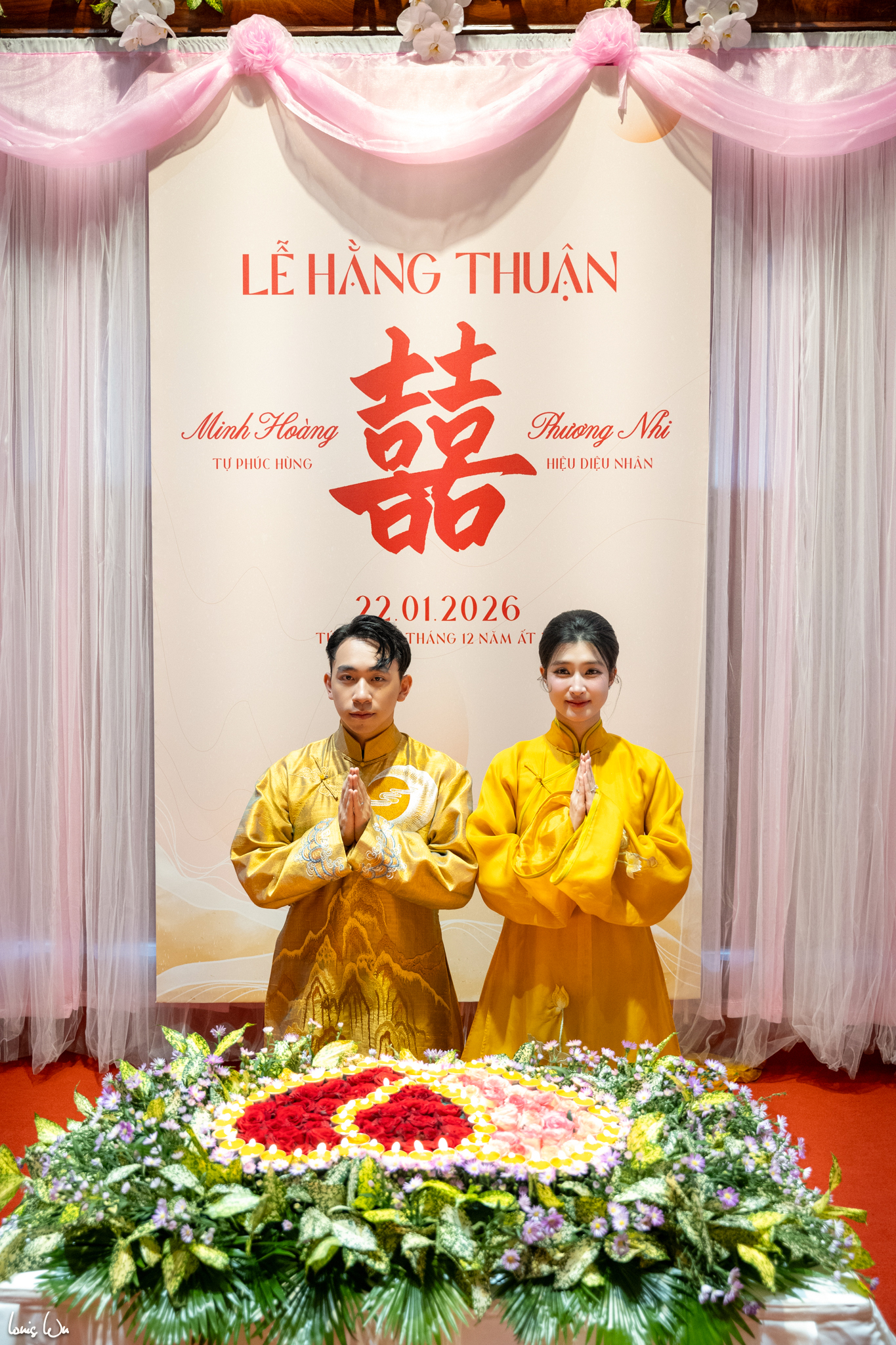 Lễ hằng thuận của cặp đôi được sự chứng kiến và chúc phúc của các thành viên trong gia đình 2 bên