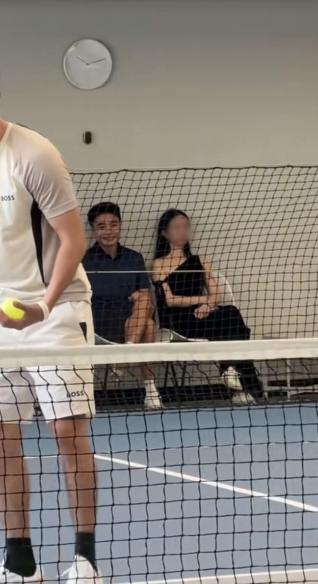 Cộng đồng mạng lan truyền hình ảnh Duy Nhỏ và cô gái lạ mặt trên sân pickleball