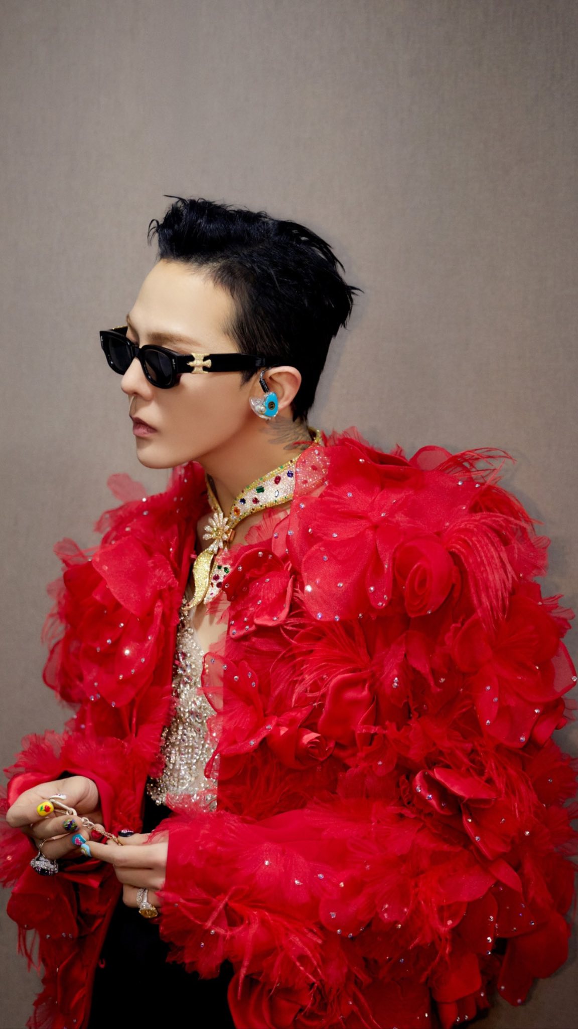 Nhiều ý kiến nhấn mạnh việc G-DRAGON khi xuất hiện riêng tư hay công khai đều có vệ sĩ theo sát, khó có khả năng một người ngoài có thể dễ dàng tiếp cận, chưa nói đến việc “chuốc say” như lời kể (ảnh: Instagram)