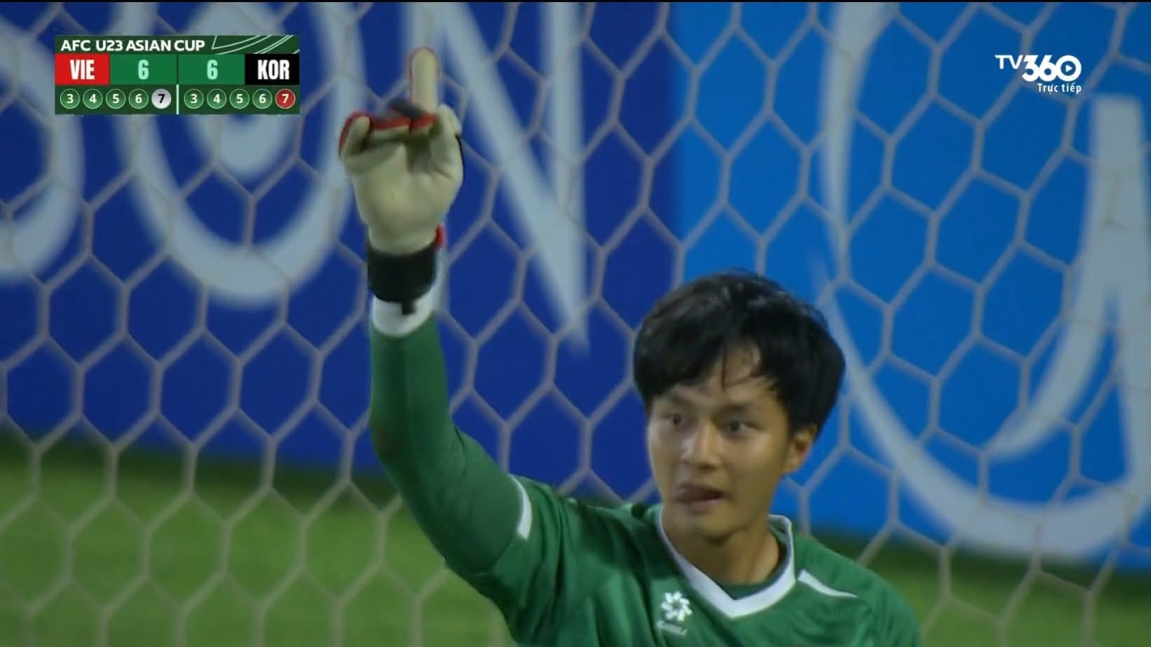 Cao Văn Bình thành công cản phá pha sút luân lưu của đội bạn