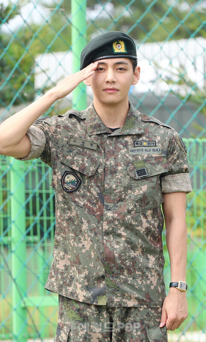 Hậu nhập ngũ, V trở nên nam tính, vạm vỡ, khí chất cũng trưởng thành hơn (ảnh: X)