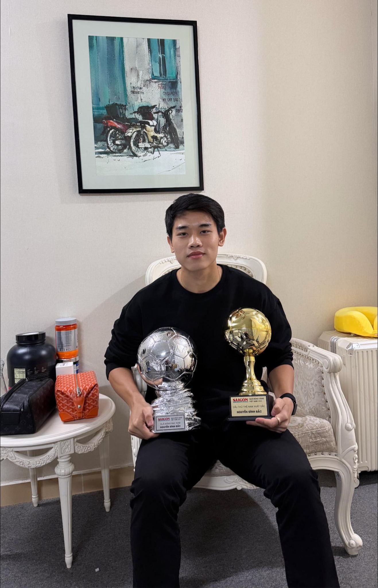 Đình Bắc tự hào khoe thành tích. Ảnh: FBNV.