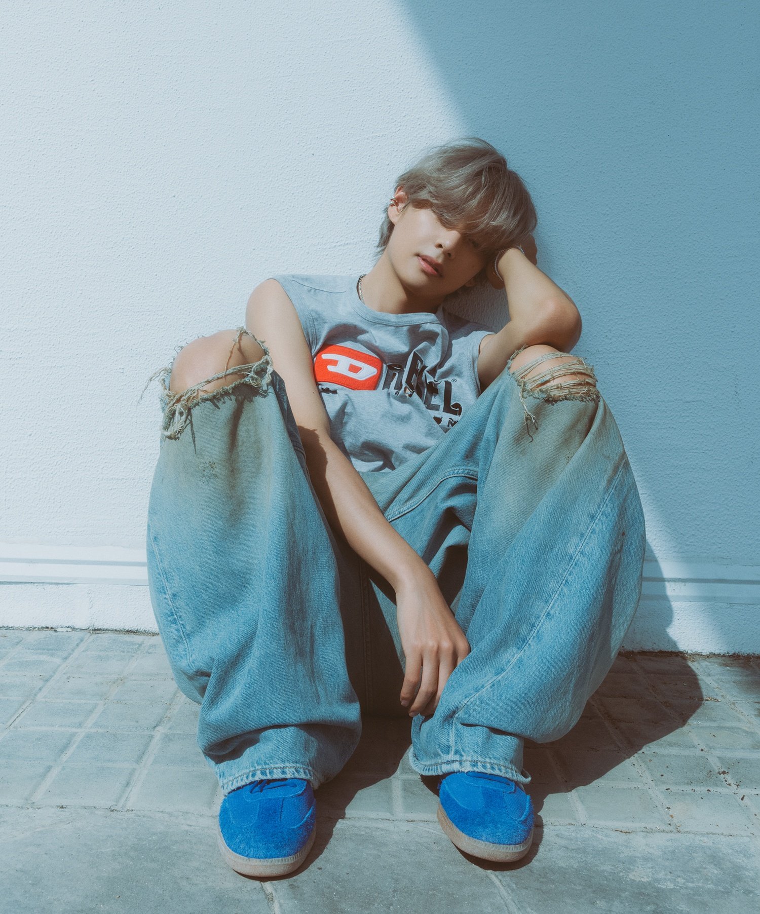 V đã phát hành album solo Layover vào năm 2023, trước khi nhập ngũ (ảnh: Weverse)