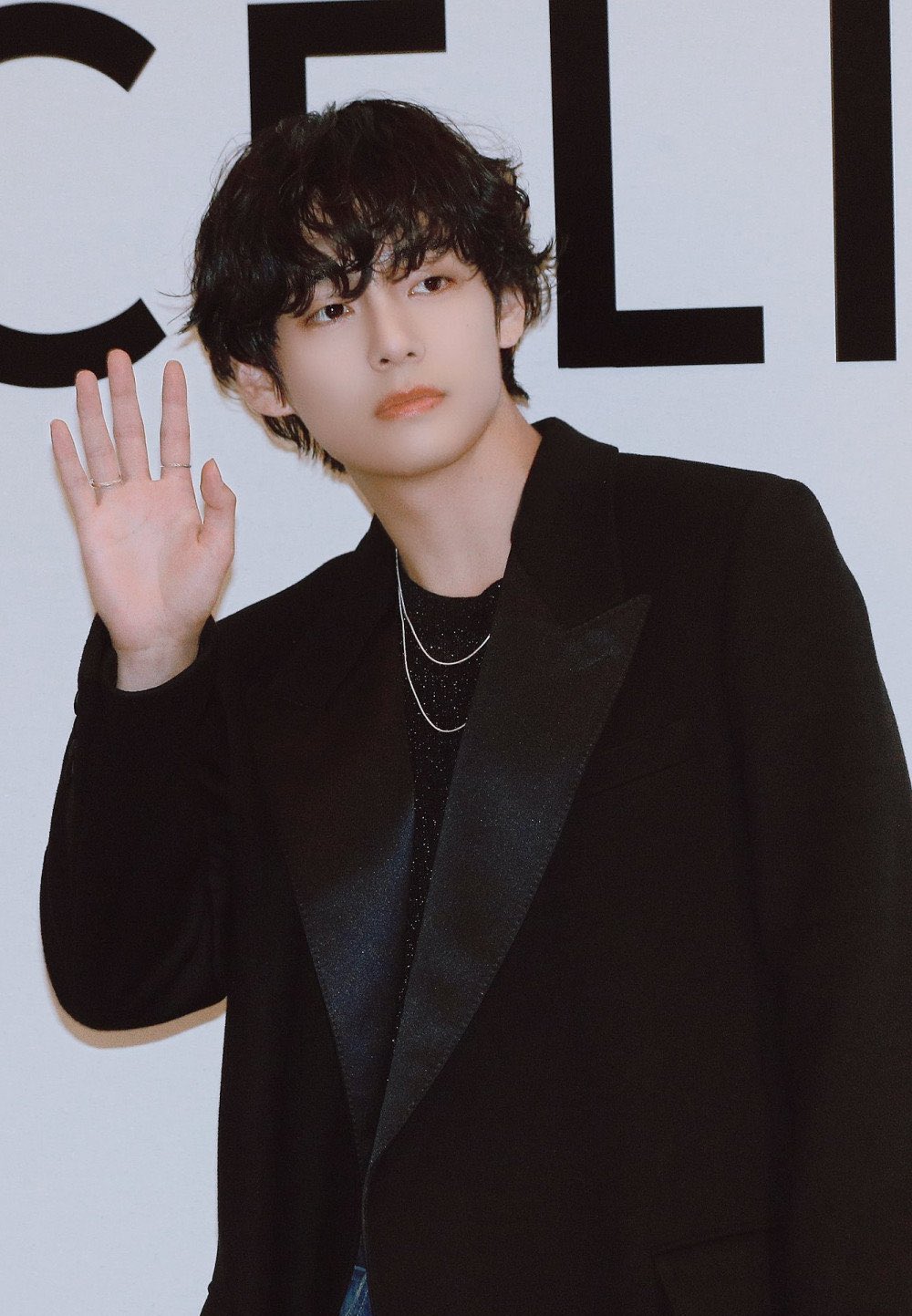 V là một trong những nam thần nổi tiếng nhất Kpop, sự nghiệp cùng với BTS được gọi là 