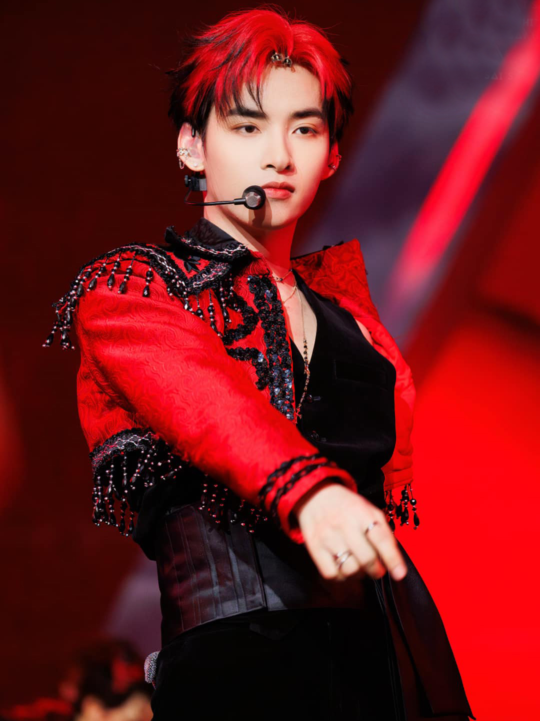 Hùng Huỳnh vướng tranh cãi kỹ năng, nhất là giọng hát (ảnh: FBNV)