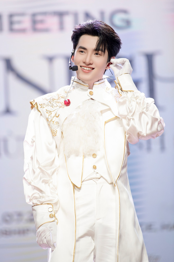 Sau khi Anh Trai Say Hi kết thúc, Hùng Huỳnh nhanh chóng tận dụng sức nóng để mở rộng hoạt động (ảnh: FBNV)