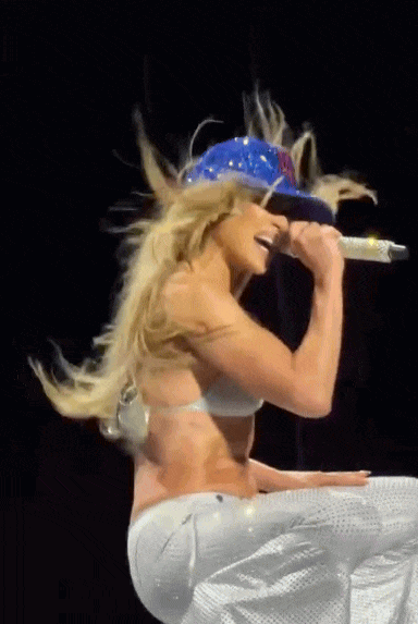 J.Lo chuộng những thiết kế lộ body trên sân khấu 