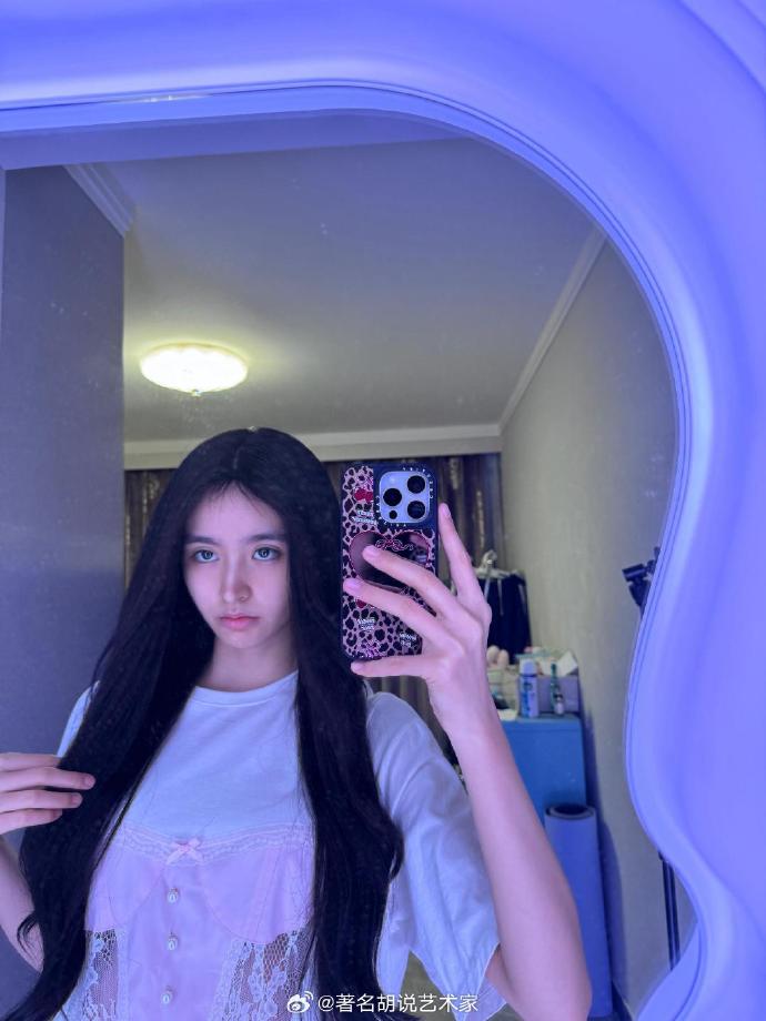 Hình ảnh hốc hác gây lo lắng của Kim Tử Hàm (ảnh: Weibo)