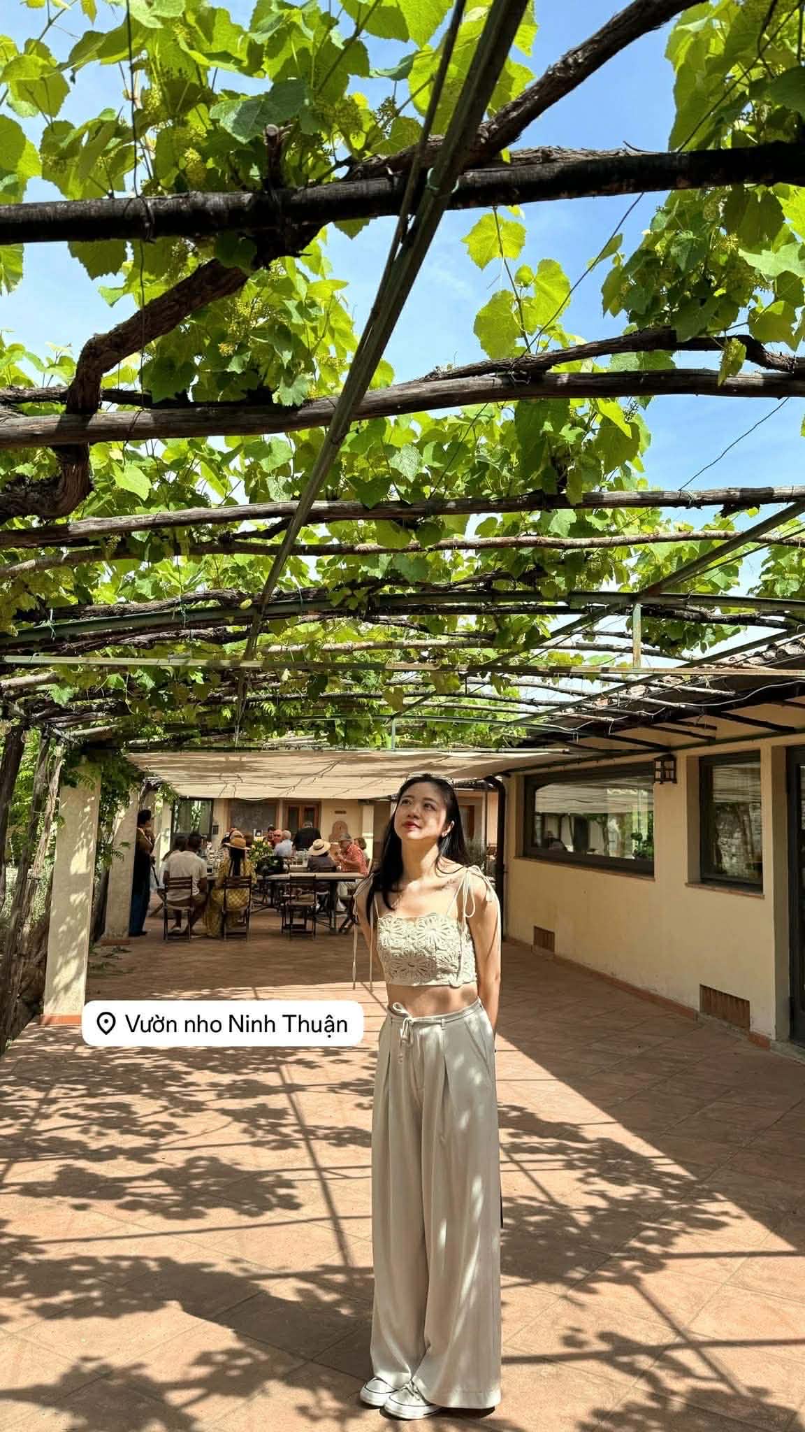 Trend này cợt nhả dễ sợ: Đi khắp thế giới nhưng checkin ở Đà Lạt, hồ Đá làng đại học Quốc gia Thủ Đức