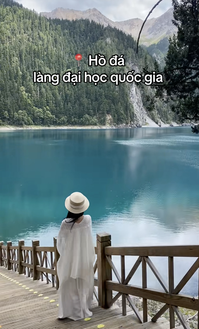 Đây là địa điểm đang được tìm kiếm nhiều nhất lúc này, không ít người đã bị lừa với check-in Hồ đá làng Đại học Quốc gia