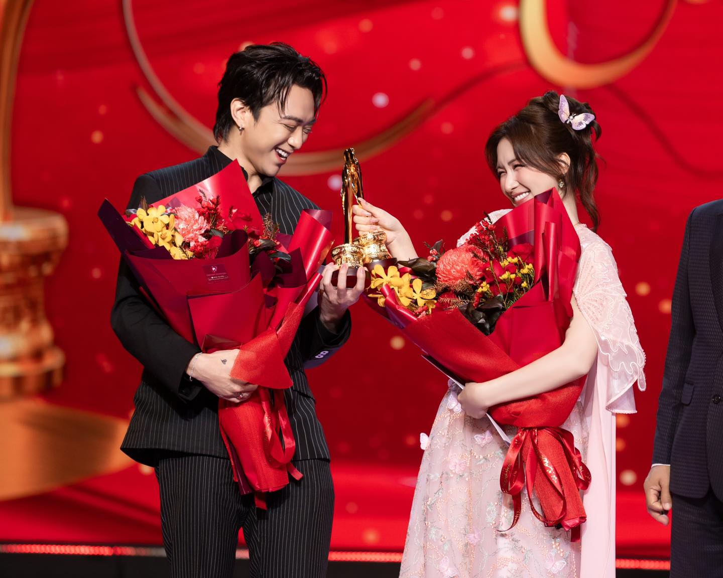 Hiện tại cư dân mạng vẫn đưa ra nhiều bình luận trái chiều về khoảnh khắc của Hòa Minzy trên sóng tối qua. Ảnh: FBNV