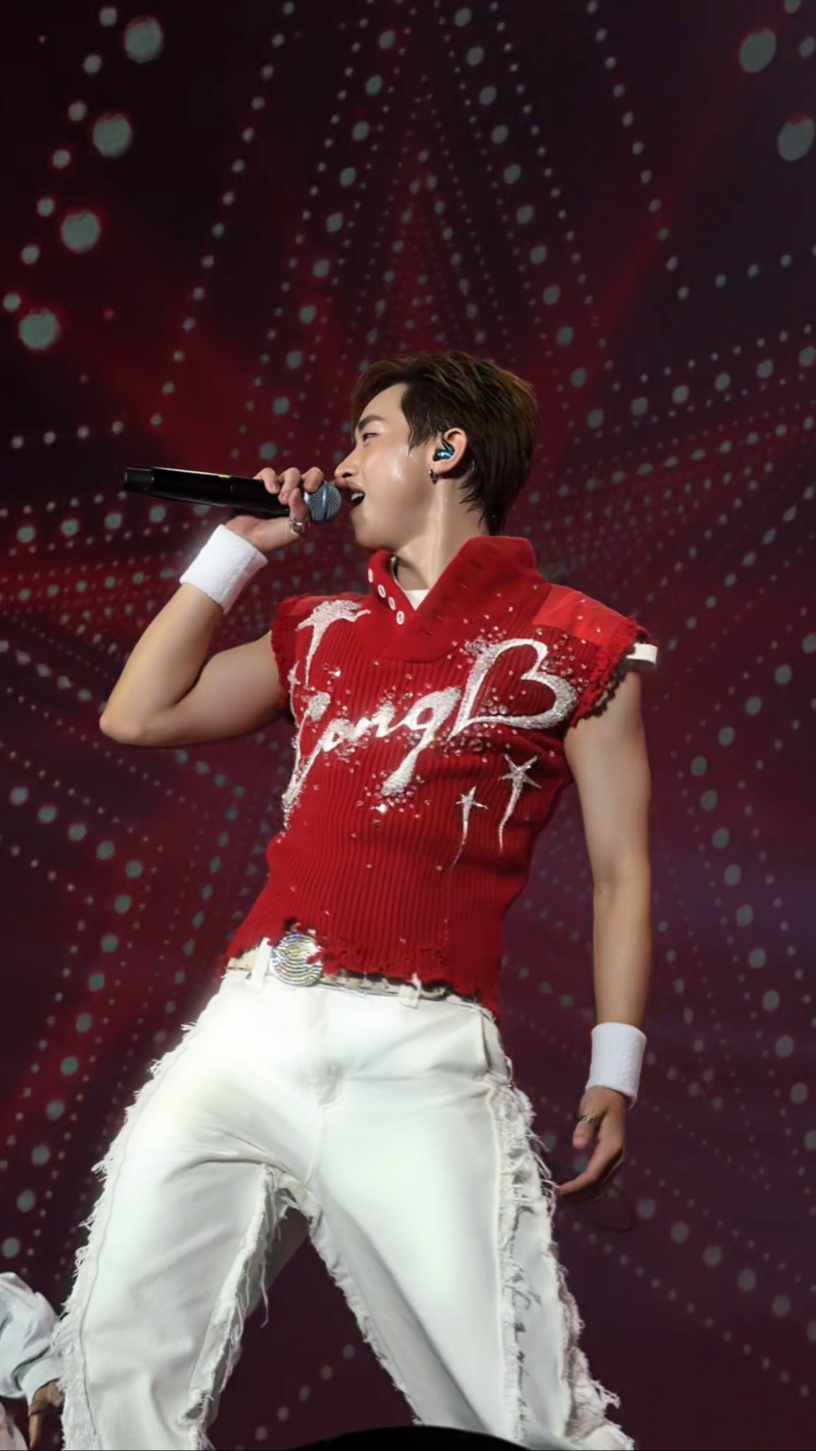 Visual sáng sân khấu là một trong những điểm cộng của CONGB