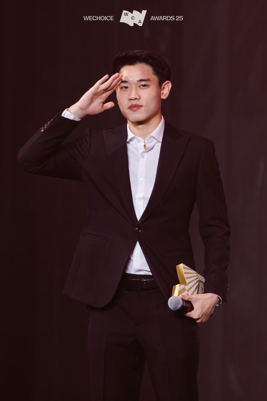 Nam cầu thủ tái hiện lại màn ăn mừng ngay trên sân khấu Gala WeChoice