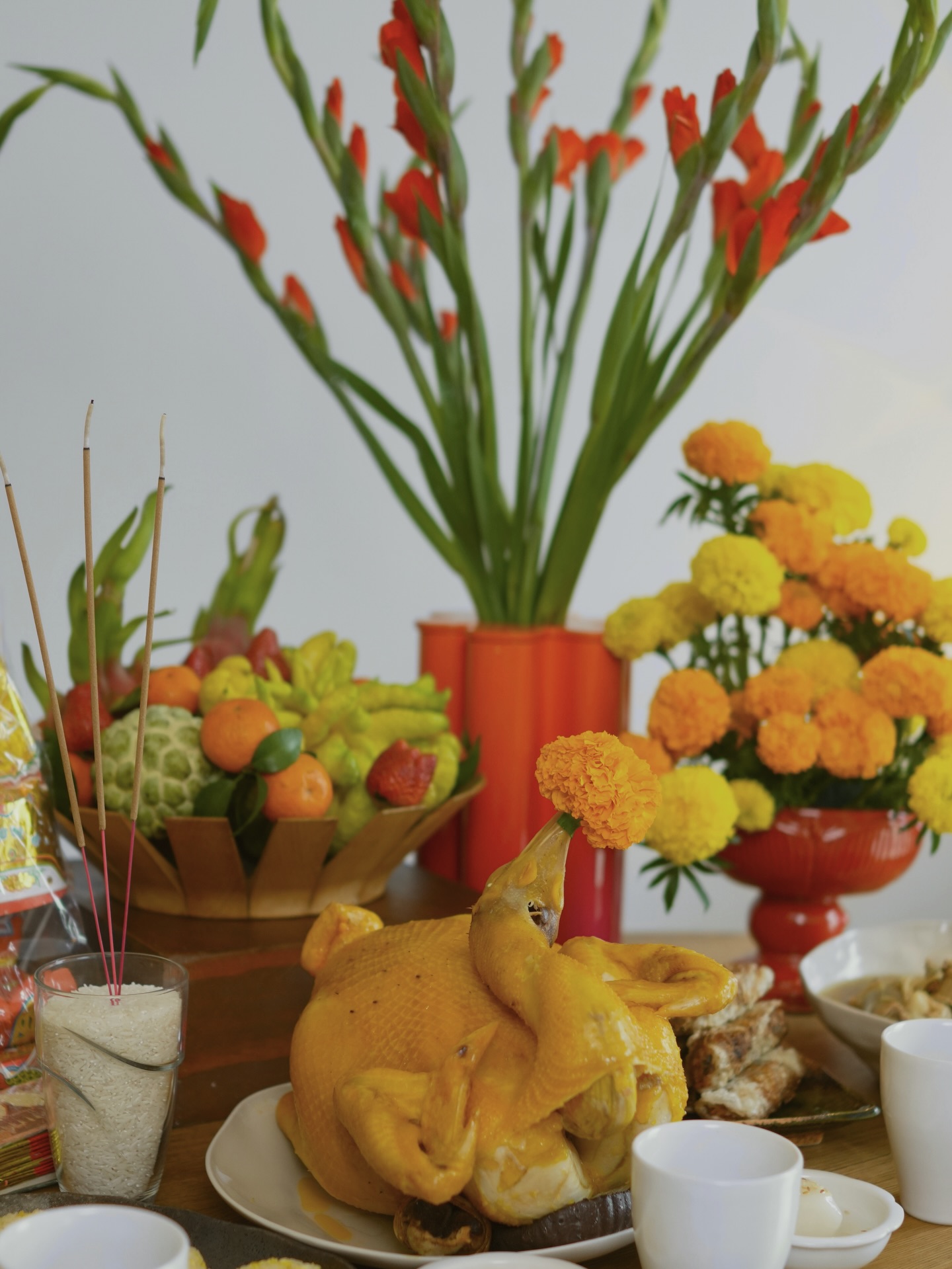   Dino Vũ hào hứng khoe mâm cúng homemade 100%. 