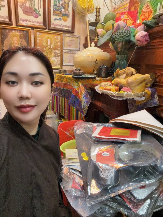       Vợ Giám đốc Nhà hát Chèo Quân đội, NSND Tự Long chuẩn bị tươm tất, chuẩn mực. Trên ban thờ được chăm chút đẹp mắt, bà mẹ 3 con bày biện đủ đầy cỗ cúng với gà luộc buộc cánh tiên, giò lựa, xôi gấc, cá chép, trang trí hoa quả. Đúng phong cách truyền thống Bắc Bộ.        