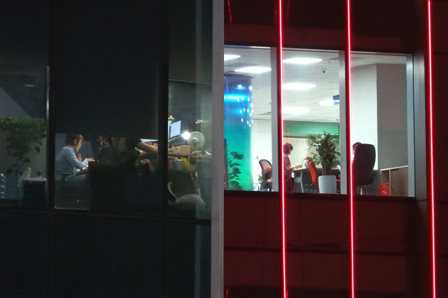 Khi zoom cận cảnh, không khó để bắt gặp những nhân viên vẫn miệt mài làm việc trong đêm cuối tăng ca trước khi nghỉ Tết.