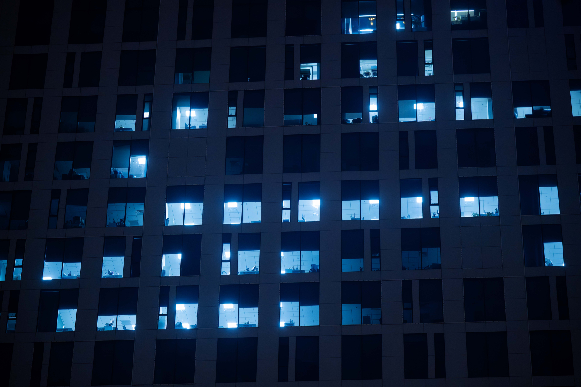 Nhiều tòa nhà văn phòng, ngân hàng ở thành phố Hà Nội vẫn sáng đèn trong đêm muộn 26 Tết.