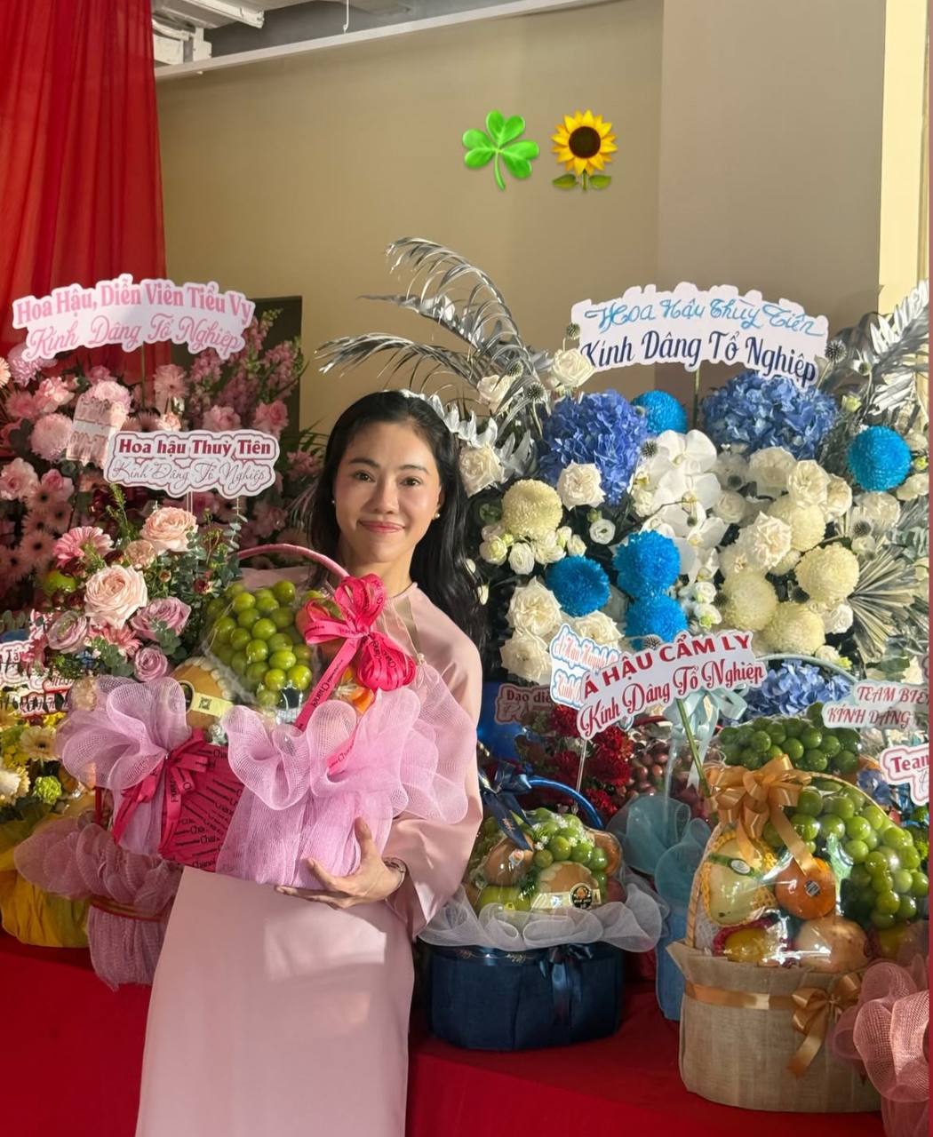 Trước đó, bà Phạm Kim Dung cũng thay mặt dâng hoa cúng Tổ nghề cho Thuỳ Tiên (Ảnh: FBNV)