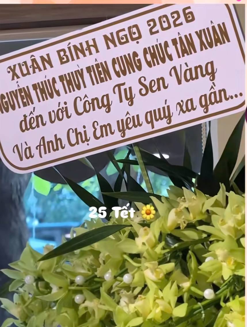 Trên MXH lan truyền bức ảnh được cho là lẵng hoa của Thuỳ Tiên chúc Tết công ty Sen Vàng (Ảnh: Tổng hợp)