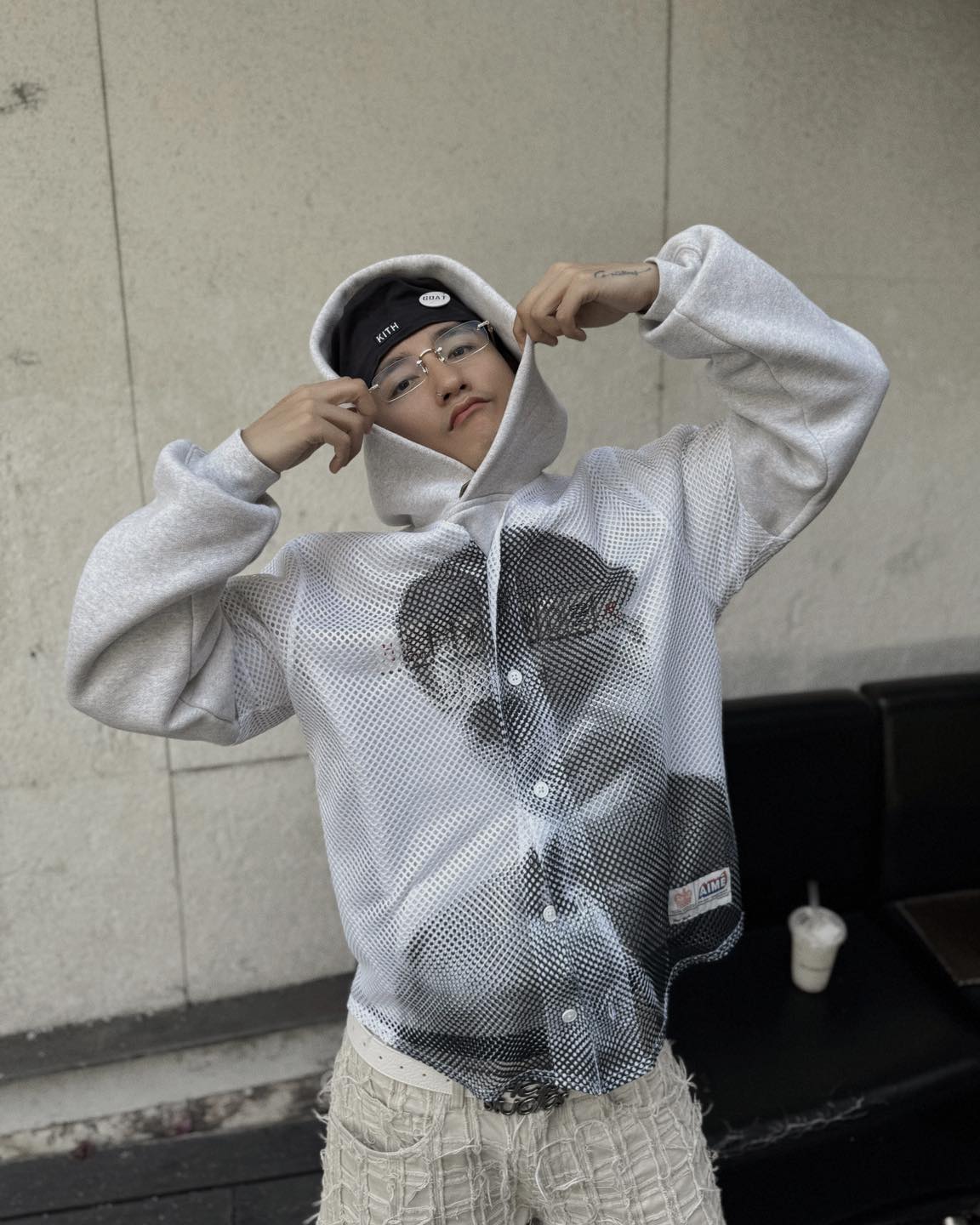 Dù chỉ lộ bóng lưng nhưng phong cách của chàng trai đang đứng ở quầy thủ tục giống với Sơn Tùng (Ảnh: FBNV)