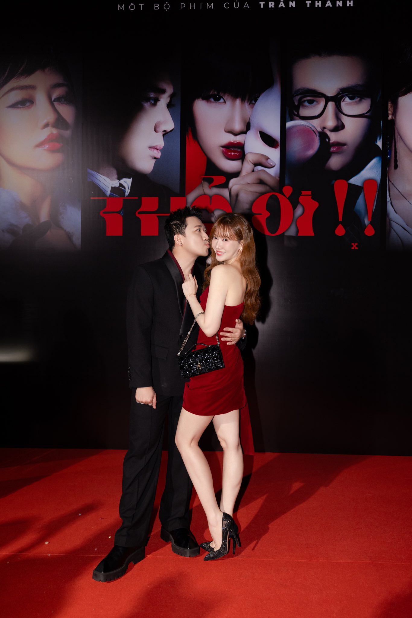 Nếu như anh em Sơn Tùng về quê đón Tết thì Trấn Thành bận rộn với lịch làm việc cho phim Tết (Ảnh: FBNV)