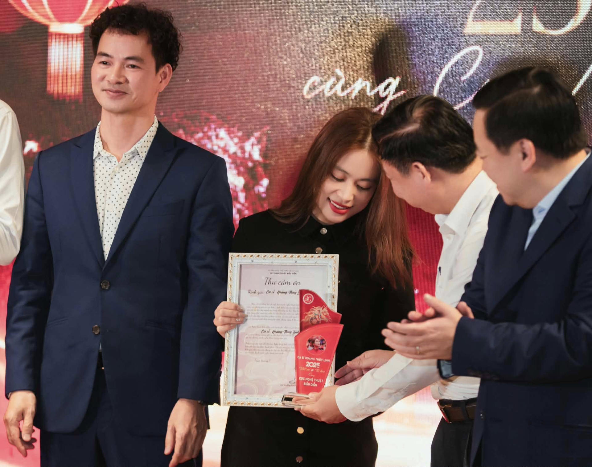 Việc được Ban Lãnh đạo Cục Nghệ thuật Biểu diễn trao thư cảm ơn tiếp tục bổ sung vào danh sách những ghi nhận cấp Nhà nước dành cho Hoàng Thuỳ Linh (ảnh: FBNV)