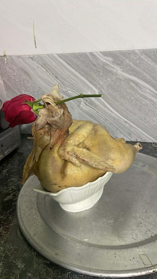 Đang bày mâm nhưng thấy cũng lạ lắm! (Ảnh: Kẹo Bông)