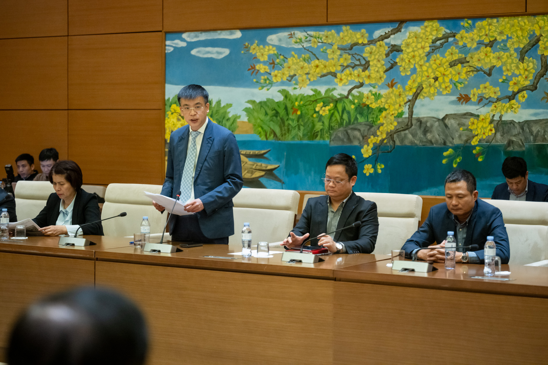 Nhà báo Quang Minh phát biểu tại sự kiện hồi cuối năm 2024 (Ảnh: VTV)