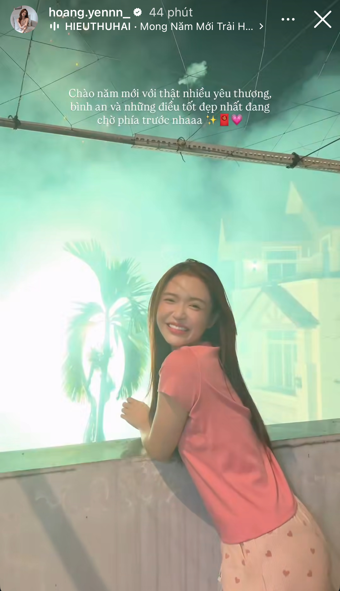 Yến Hoàng cũng gia nhập đường đua ngắm pháo hoa ngày Tết.