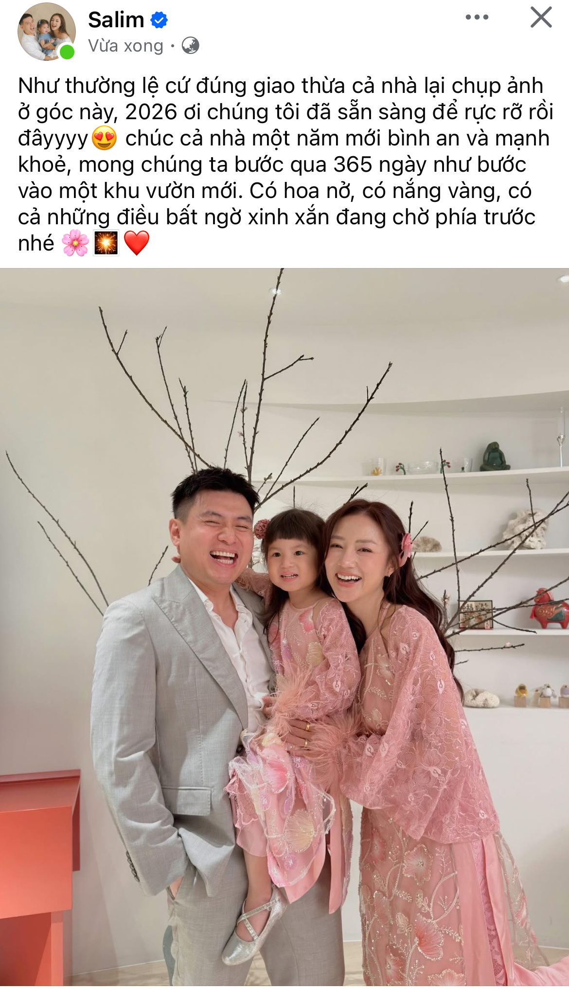   Trong lúc này, vợ chồng hot girl Salim - Hải Long theo thông lệ hằng năm là đăng ảnh chụp gia đình 3 người trong nhà.   