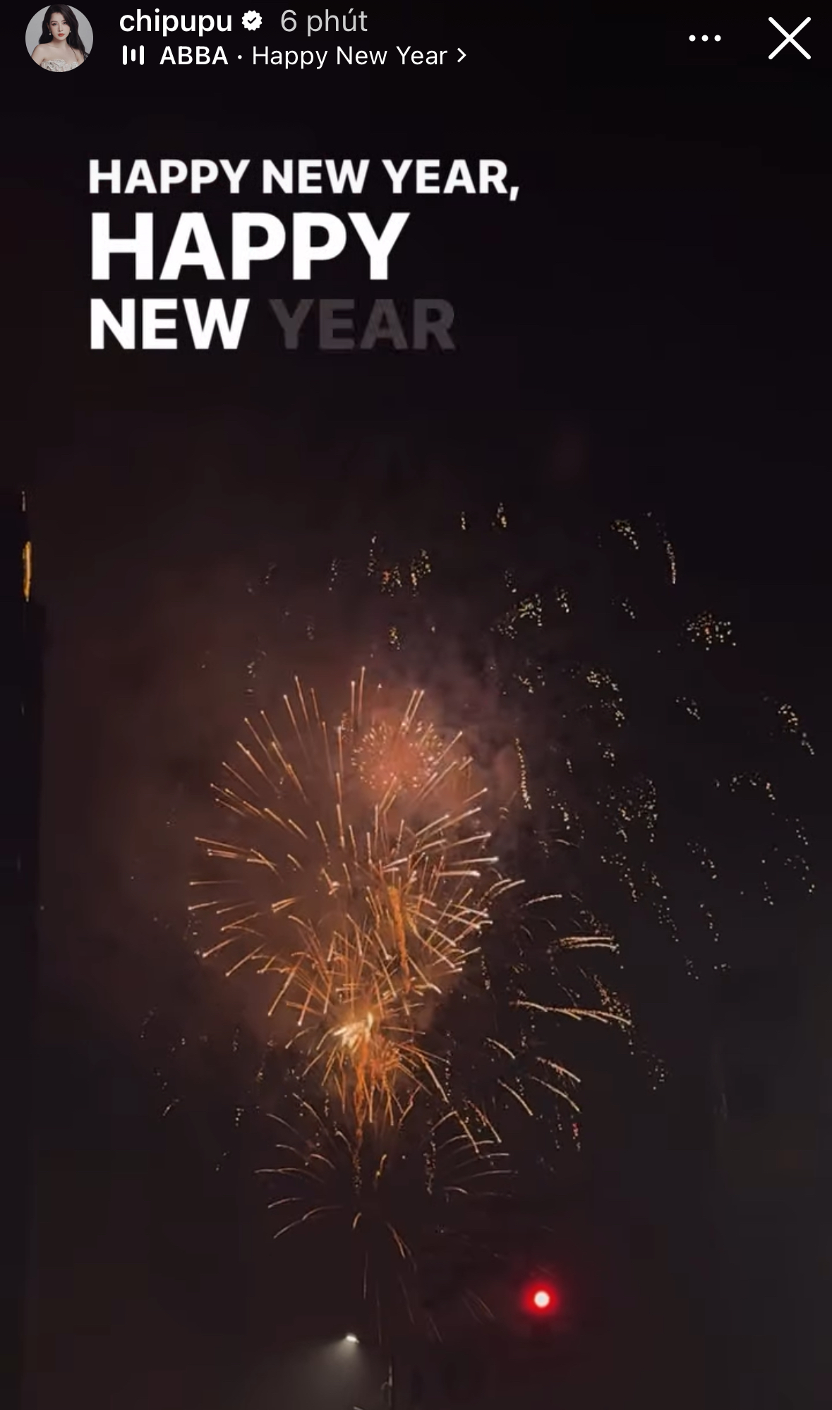 Chi Pu ngắm pháo hoa từ penthouse triệu đô.