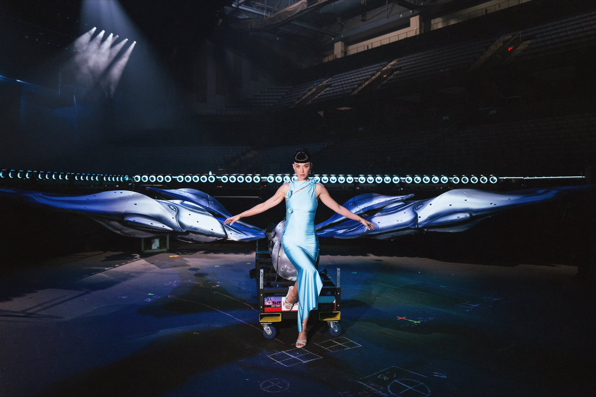 Trên mạng xã hội, cụm từ “nữ hoàng flop” bắt đầu xuất hiện khi so sánh kết quả thương mại của Katy Perry với lớp nghệ sĩ pop mới (ảnh: X)