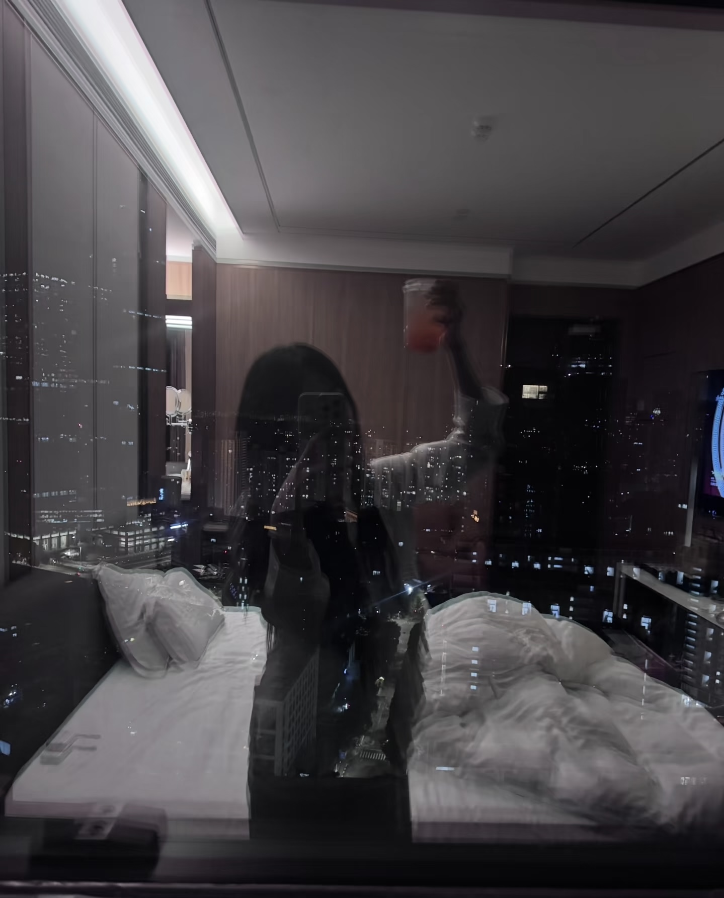 A.M. đặt ngay một ly trà sữa, tận hưởng không gian sống độc thân hiếm hoi.