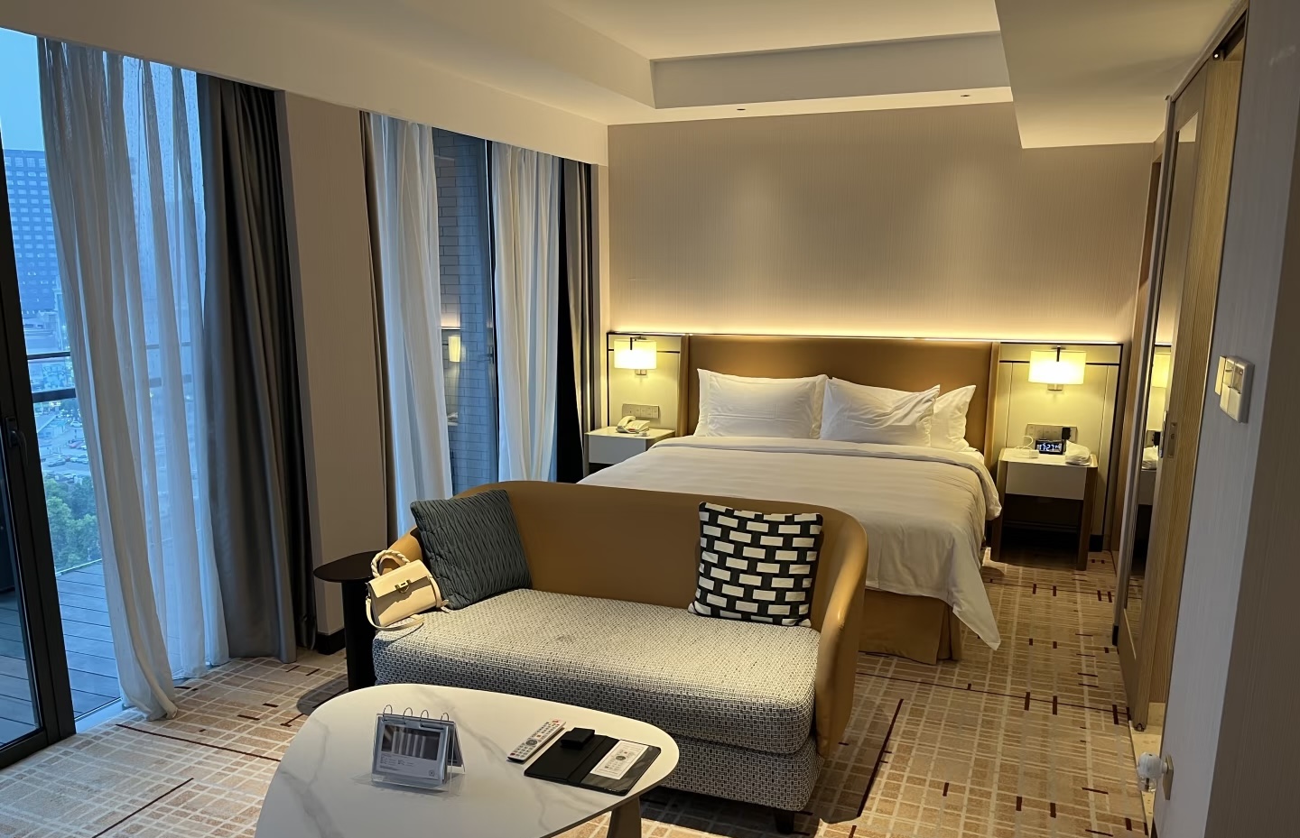 Những phòng khách sạn có view đẹp, dịch vụ tốt được nhiều người lựa chọn trải nghiệm dịp Tết, bởi nhiều người coi đây như một phần tự thưởng cho bản thân mà cũng tận hưởng được các dịch vụ như đặt hàng, nhận đồ ăn một cách thuận tiện.