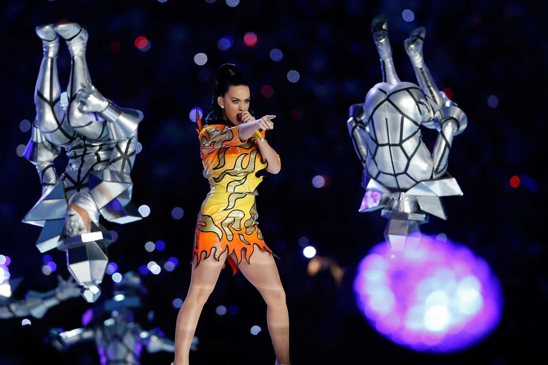 Năm 2015, Katy Perry đảm nhận sân khấu halftime của Super Bowl XLIX - lập kỷ lục một trong những show ca nhạc có lượng người xem cao nhất lịch sử truyền hình Mỹ (ảnh: TIME)