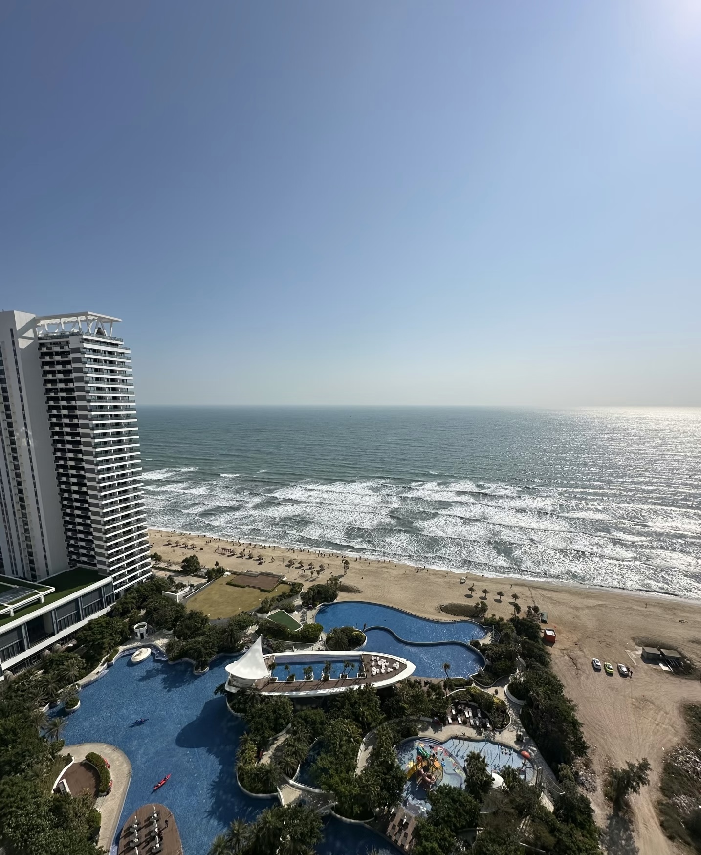 Rủ nhau vào khách sạn ăn Tết, nằm từ giao thừa đến Mùng 3 mới về nhà cho