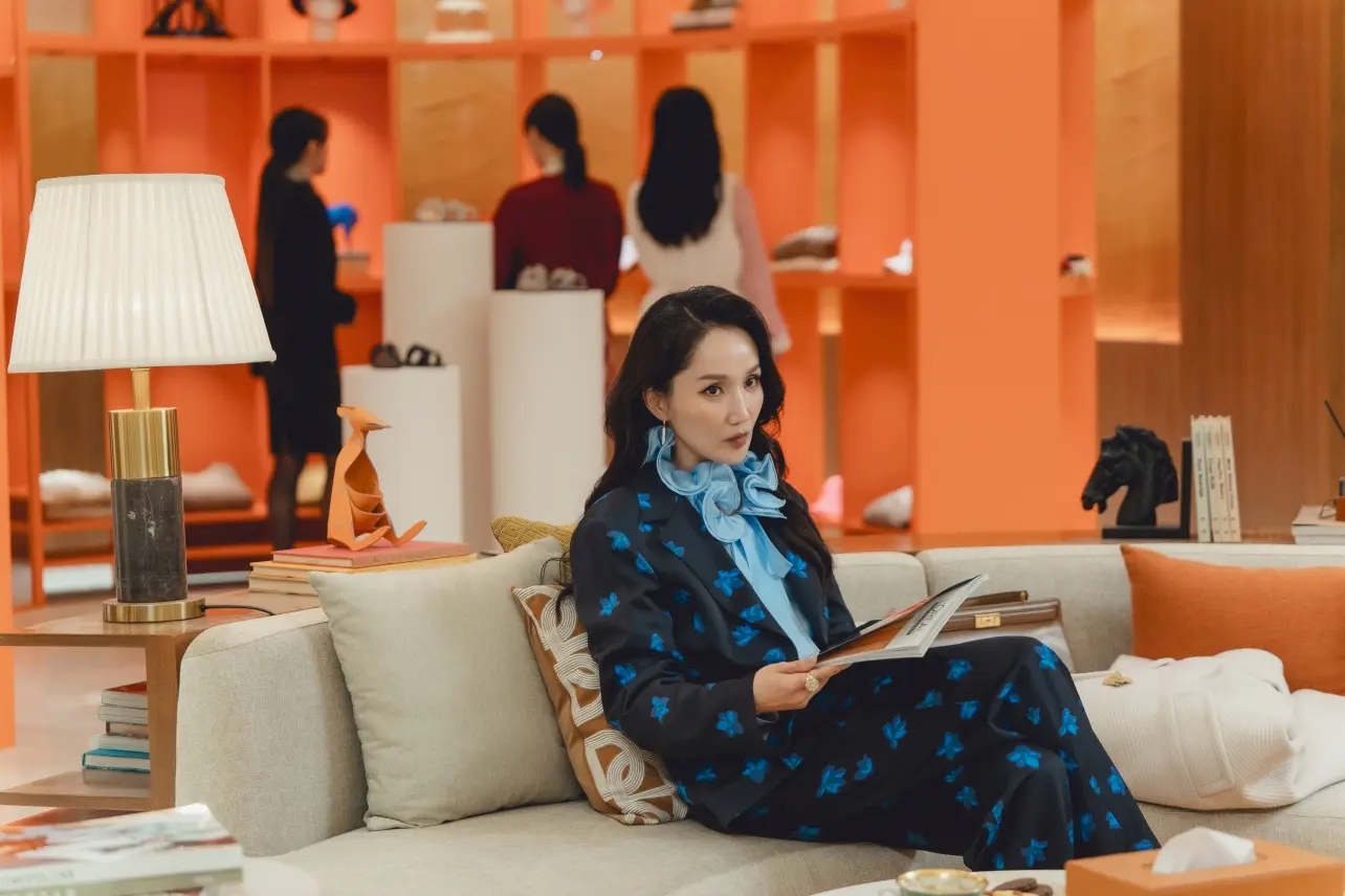 The Art of Sarah cho thấy: trong thế giới xa xỉ, giao dịch chưa bao giờ là chuyện một chiều.