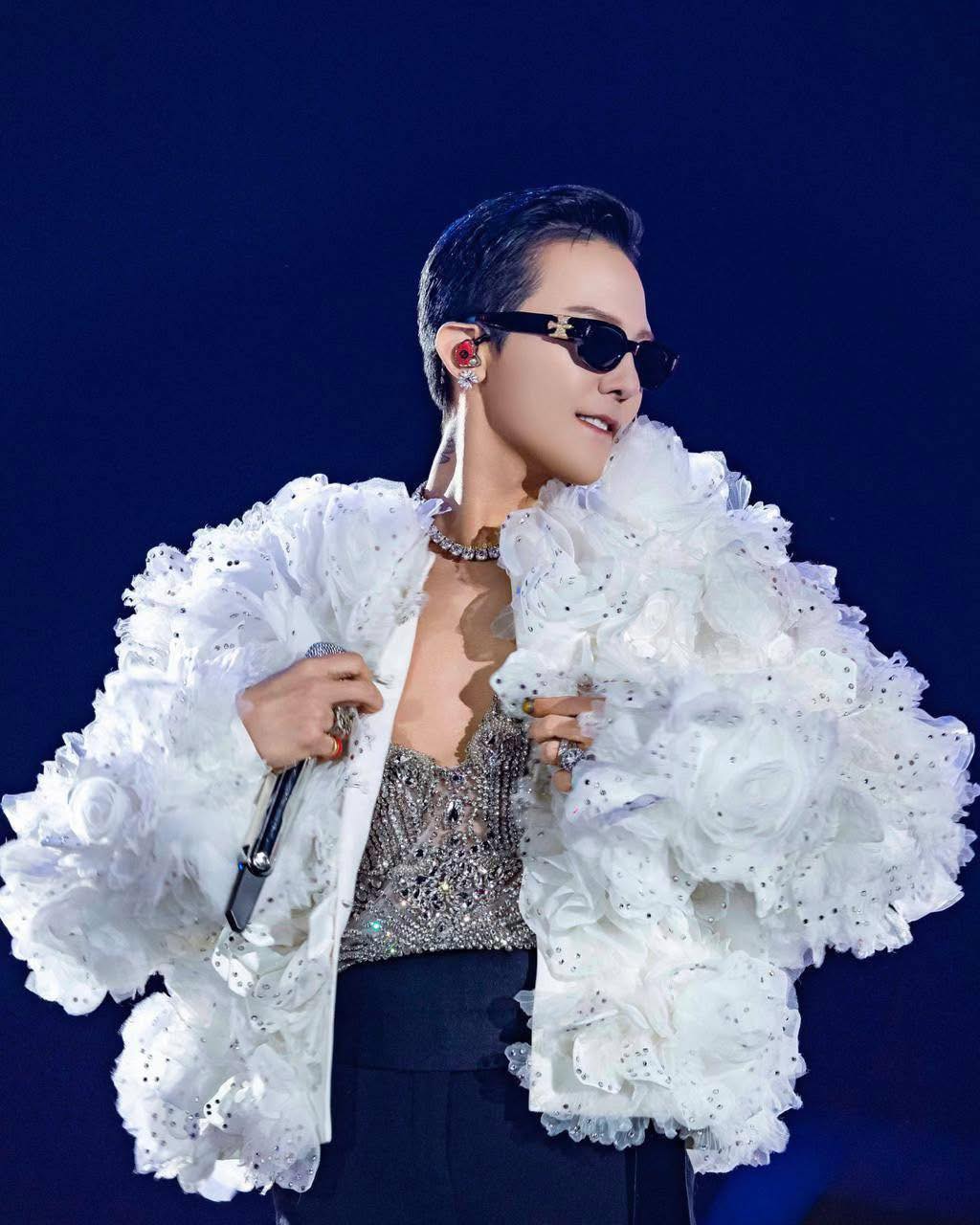 Sau quãng nghỉ kéo dài từ 2017, năm 2025 đánh dấu sự trở lại toàn diện của G-DRAGON với album và tour Übermensch (ảnh: X)