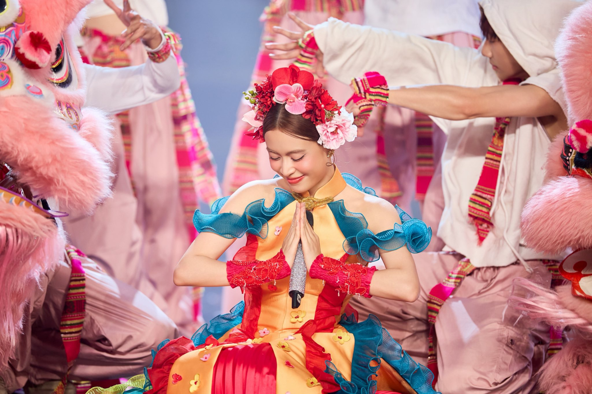 Nữ ca sĩ biểu diễn 8 sự kiện tầm cỡ quốc gia: Đắt show bậc nhất mùa Tết, được các cơ quan ban ngành ghi nhận