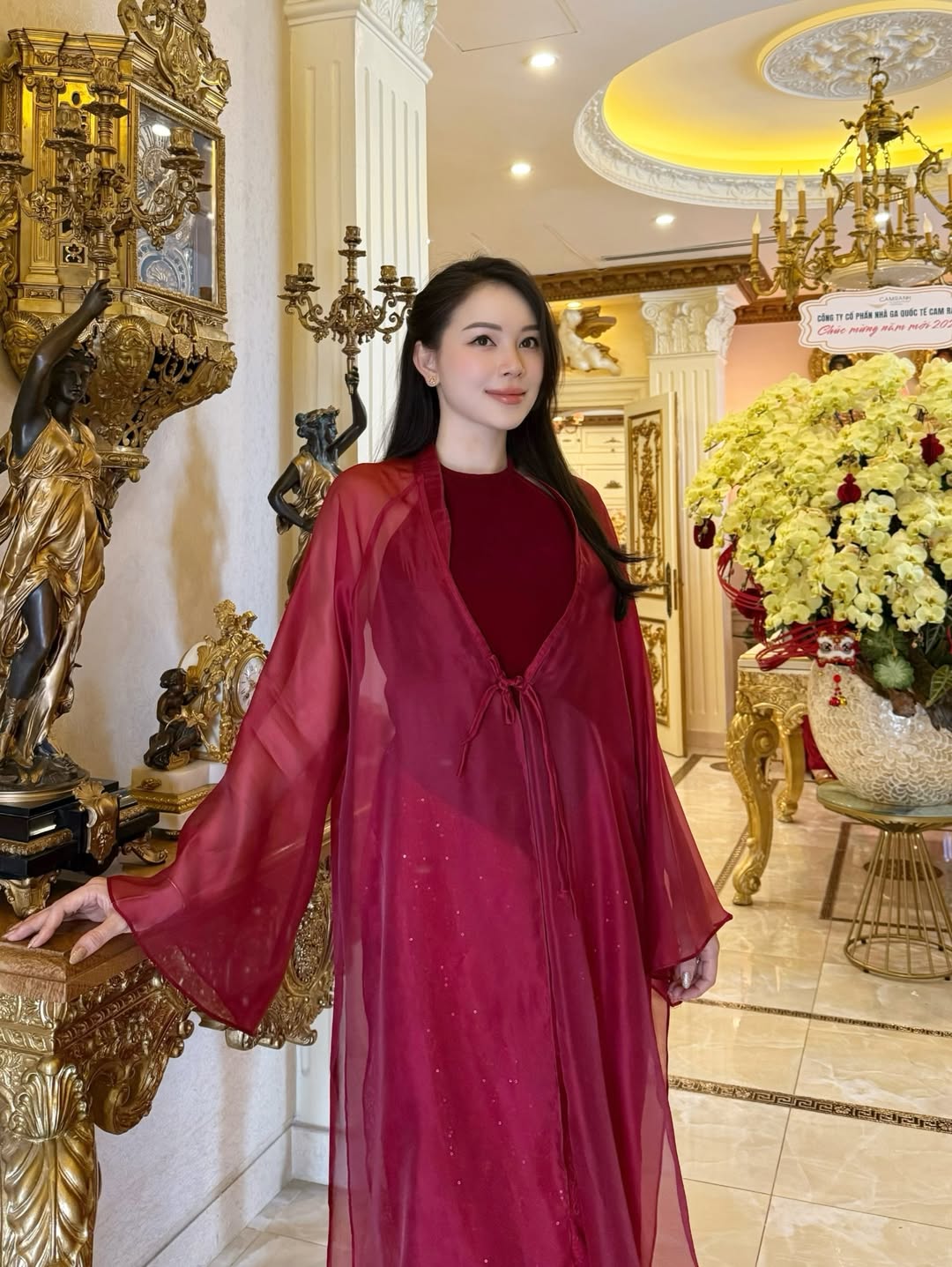 Linh Rin check-in ở nhà tỷ phú Johnathan Hạnh Nguyễn vào chiều 29 Tết