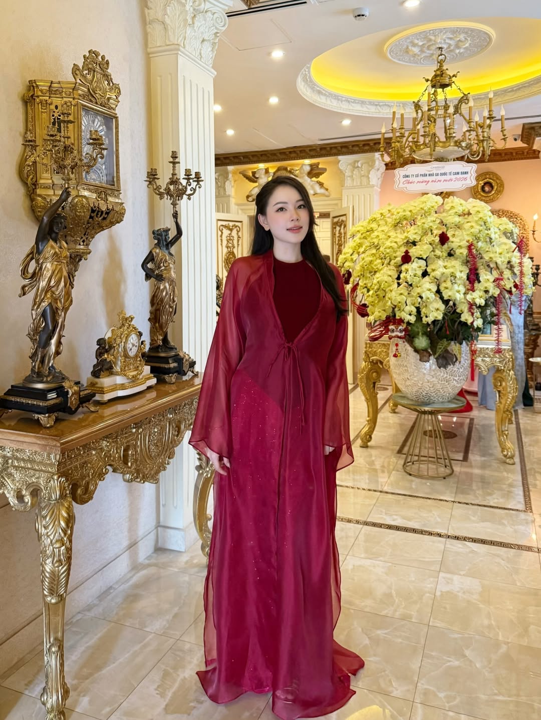 Cảnh trái ngược của 2 con dâu nhà tỷ phú Johnathan Hạnh Nguyễn