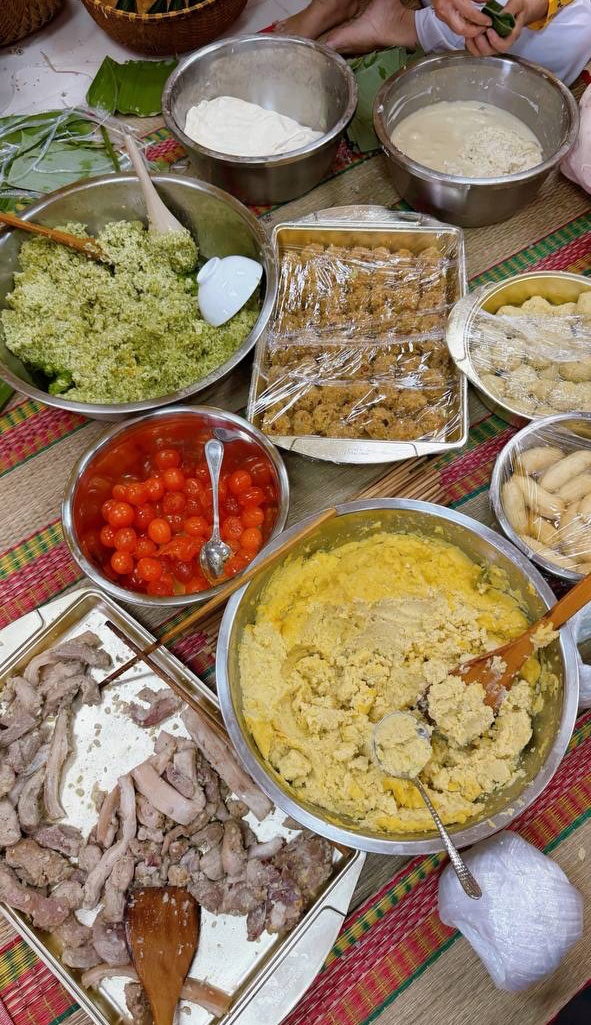 Hà Tăng đăng ảnh nguyên liệu trong cuộc thi gói bánh tét của gia đình